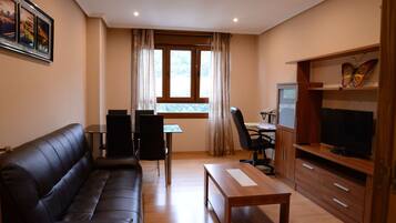 Apartamento, 3 habitaciones | Sala de estar | Una televisión de pantalla plana