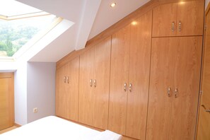 Penthouse, 2 habitaciones, Terraza | Escritorio, tabla de planchar con plancha, wifi gratis y ropa de cama 