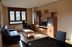 Apartemen, 2 kamar tidur | Ruang keluarga | TV layar datar