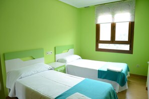 Departamento, 3 habitaciones | Escritorio, tabla de planchar con plancha, wifi gratis y ropa de cama 