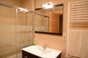 Een haardroger, een bidet, handdoeken, shampoo