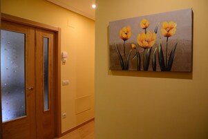 Apartamento, 3 habitaciones | Zona de estar | Una televisión de pantalla plana