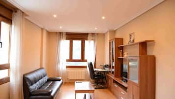 Apartament, 2 dormitoris | Sala d'estar | Televisor de pantalla plana