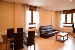 Appartement, 2 chambres | Salle de séjour | Télévision à écran plat