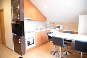 Penthouse, 2 chambres, terrasse | Cuisine privée | Grand réfrigérateur, micro-ondes, four, plaque de cuisson