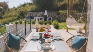 Outdoor dining - Villa Triscele 10, Emma Villas (Giardini Naxos)