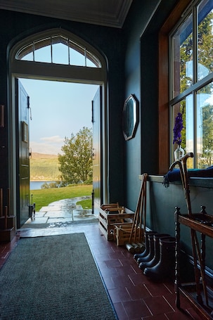 Hall. Foyers Lodge