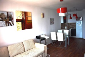 Stylish 2-Bed Apartment, Great Sea View | 起居區 | 電視