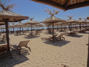 On the beach, white sand, 10 beach bars - Sea View Rental Front Beach (Golden Sands)