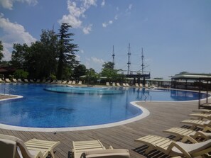 Piscina stagionale all'aperto, ombrelloni da piscina, lettini