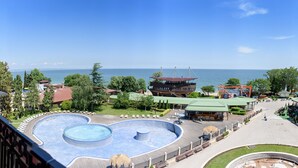 A resort with a large swimming pool, a restaurant, and a view of the sea. - Sea View Rental Front Beach (Golden Sands)