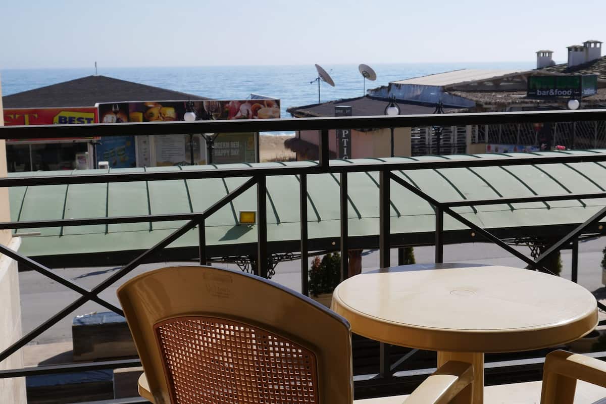 Easy 1-Bed Apartment 1st Line Sea View | Pemandangan balkon