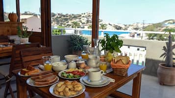 Daily English breakfast (EUR 7 per person)