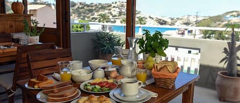 Daily English breakfast (EUR 7 per person)