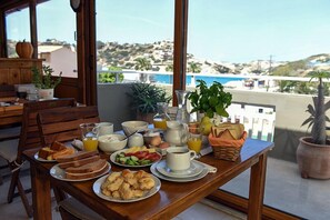 Daily English breakfast (EUR 7 per person) - Dora Apartments (Malevizi)