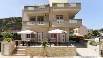 Vista frontal de la propiedad