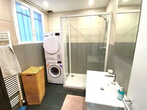 Dusche, Haartrockner, Handtücher, Toilettenpapier