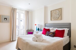 House (5 Bedrooms) | 5 bedrooms, desk, laptop workspace, blackout drapes - Luxury 5-bedroom Villa With Parking and AC (London)