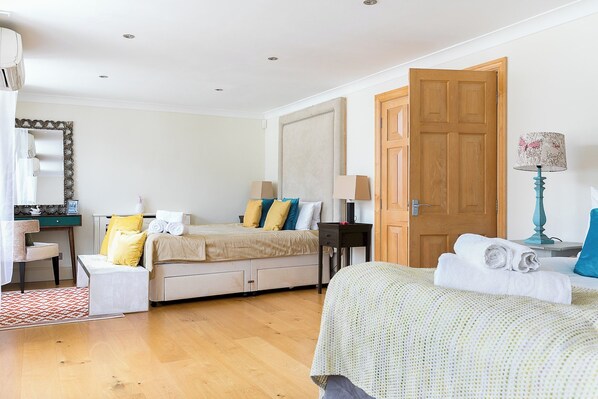 5 bedrooms, desk, laptop workspace, blackout curtains - Luxury 5-bedroom Villa With Parking and AC (London)