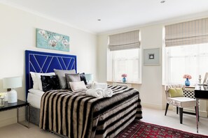 5 bedrooms, desk, laptop workspace, blackout curtains - Luxury 5-bedroom Villa With Parking and AC (London)
