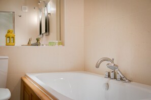 House (5 Bedrooms) | Bathroom | Separate bathtub and shower, rainfall showerhead, free toiletries - Luxury 5-bedroom Villa With Parking and AC (London)
