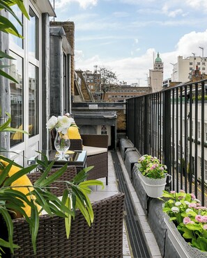 Balcony - Luxury 5-bedroom Villa With Parking and AC (London)