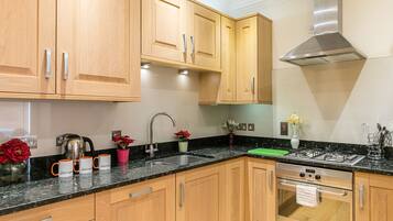 House (5 Bedrooms) | Private kitchen | Full-sized fridge, microwave, oven, stovetop