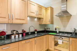 House (5 Bedrooms) | Private kitchen | Full-size fridge, microwave, oven, stovetop - Luxury 5-bedroom Villa With Parking and AC (London)