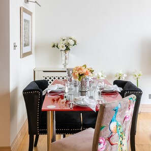 Dining - Luxury 5-bedroom Villa With Parking and AC (London)