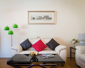 49-inch Smart TV with satellite channels, TV - Spacious 2-bedroom Apartment in Mayfair (London)