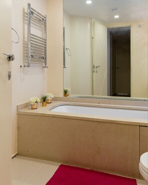Apartment (2 Bedrooms) | Bathroom | Separate bathtub and shower, free toiletries, hair dryer, towels