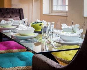 Full-size fridge, microwave, oven, stovetop - Spacious 2-bedroom Apartment in Mayfair (London)