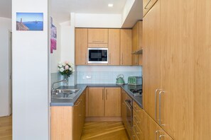 Apartment (2 Bedrooms) | Private kitchen | Full-size fridge, microwave, oven, stovetop - Spacious 2-bedroom Apartment in Mayfair (London)
