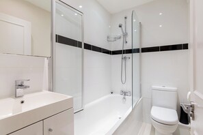 Amenidades de baño gratuitas, secadora de cabello, toallas 
