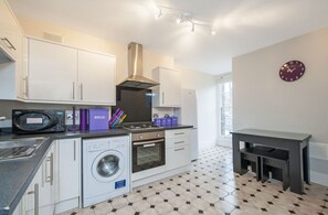 Apartment, 2 Bedrooms | Private kitchen