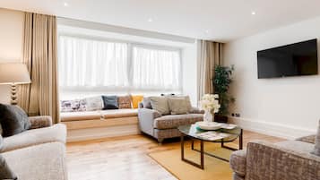 House (4 Bedrooms) | Living room | 49-inch Smart TV with satellite channels, TV