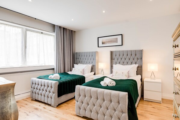 4 habitaciones, escritorio y espacio para trabajar con laptop 