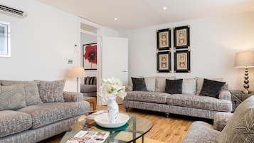 House (4 Bedrooms) | Living room | 49-inch Smart TV with satellite channels, TV