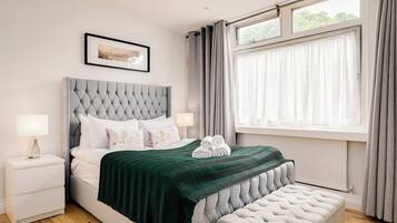 4 bedrooms, desk, laptop workspace, blackout curtains