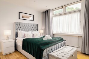 4 bedrooms, desk, laptop workspace, blackout curtains