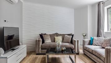 Villa (6 Bedrooms) | Living area | 49-inch flat-screen TV with satellite channels, TV