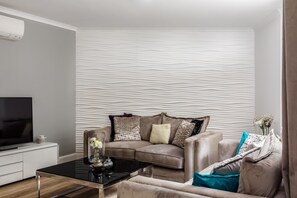 Villa (6 Bedrooms) | Living area | 49-inch flat-screen TV with satellite channels, TV - Luxury Villa 6-bed Next to Marble Arch (London)