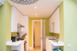 Leilighet (2 Bedrooms) | Eget kjøkken | Kjøleskap, mikrobølgeovn, ovn og kokeplater