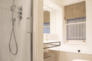 Apartment (2 Bedrooms) | Bathroom | Shower, towels, soap, shampoo