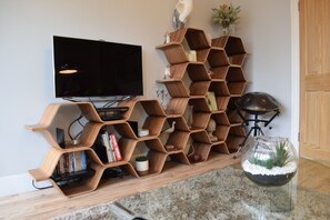 House (3 Bedrooms) | Living room | TV - Charming 1 Bedroom Home in Parsons Green (London)