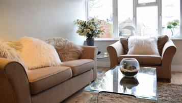 House (3 Bedrooms) | Living room