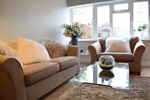 House (3 Bedrooms) | Living room | TV - Charming 1 Bedroom Home in Parsons Green (London)