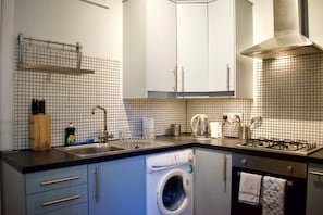 Apartamento (3 Bedrooms) | Cocina privada | Frigorífico grande, microondas, horno y placa de cocina