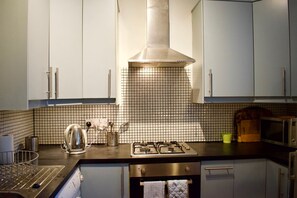 Leilighet (3 Bedrooms) | Eget kjøkken | Kjøleskap, mikrobølgeovn, ovn og kokeplater