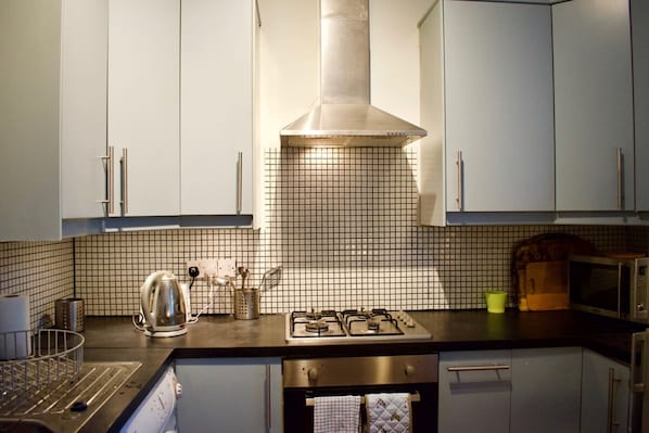 Apartamento (3 Bedrooms) | Cocina privada | Frigorífico grande, microondas, horno y placa de cocina